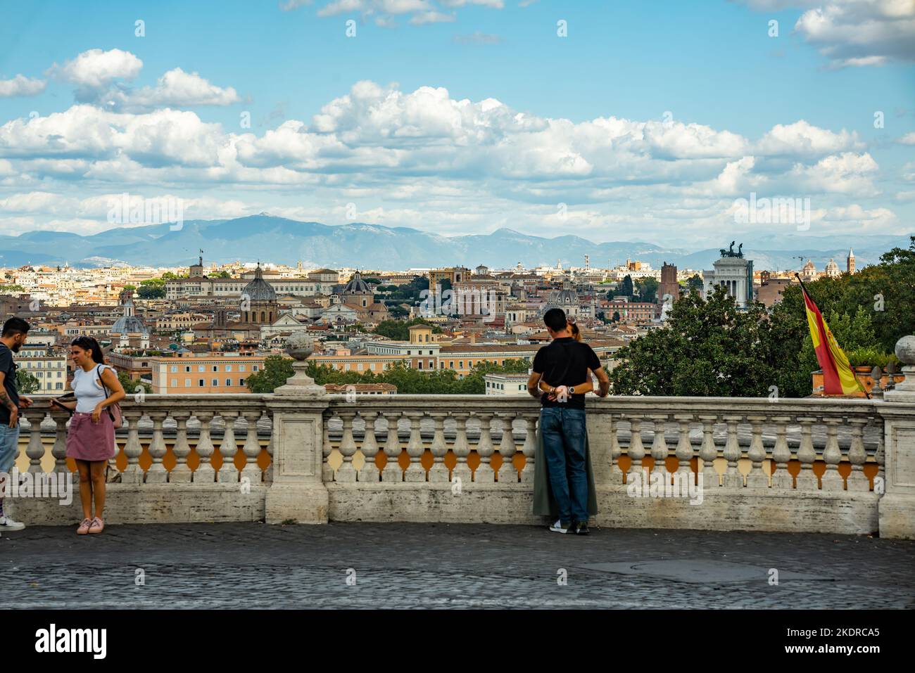 Blick auf Rom von der Terrasse des Belvedere del Gianicolo. Der Gianicolo Italienisch: Gianicolo wird gelegentlich auch als Janiculan Hill bezeichnet, ist ein Hügel im Westen Roms. Stockfoto