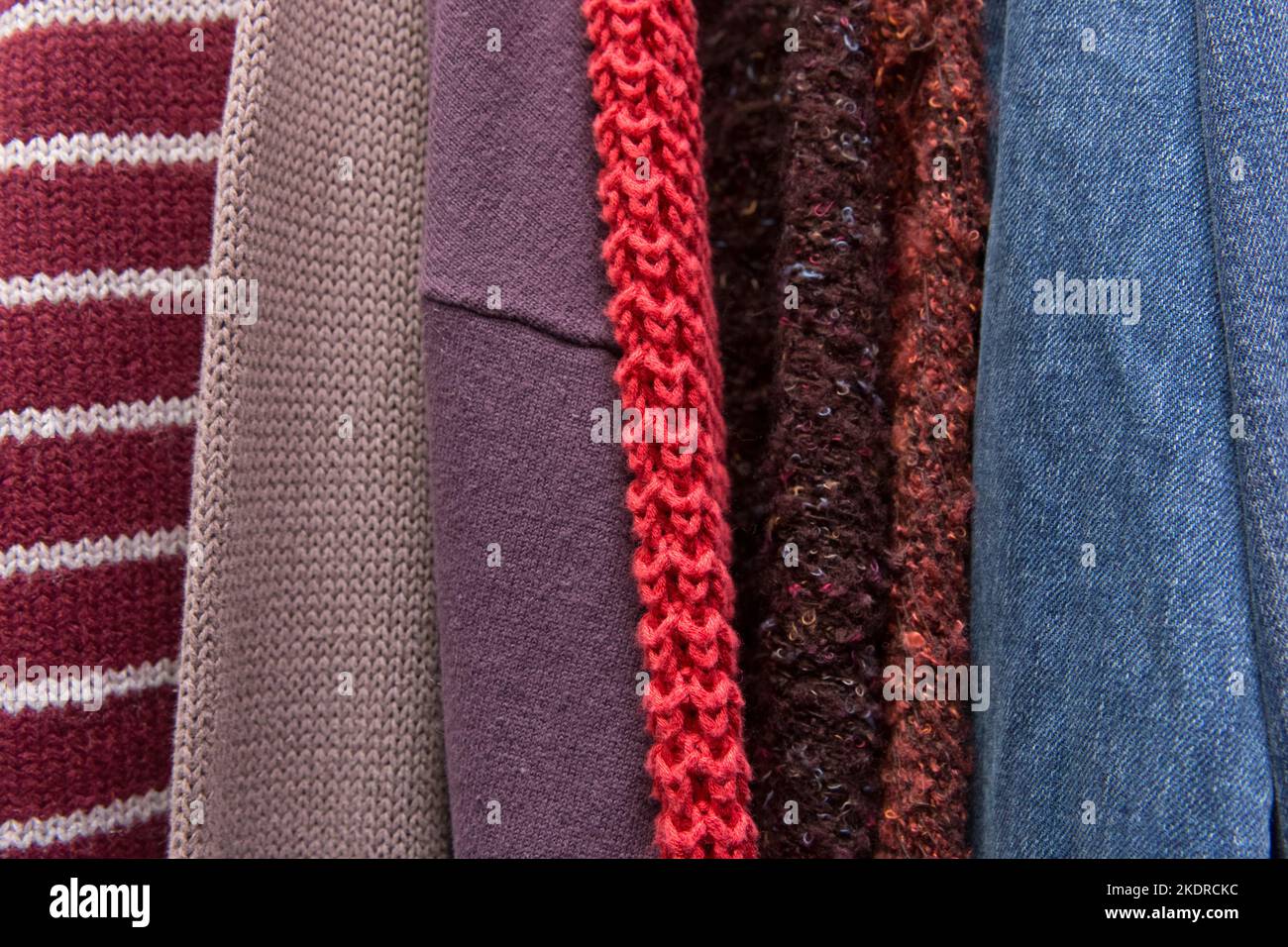 Set aus verschiedenen farbigen Stoff Kleidung Vintage Textil Hintergrund, close-up. Stockfoto