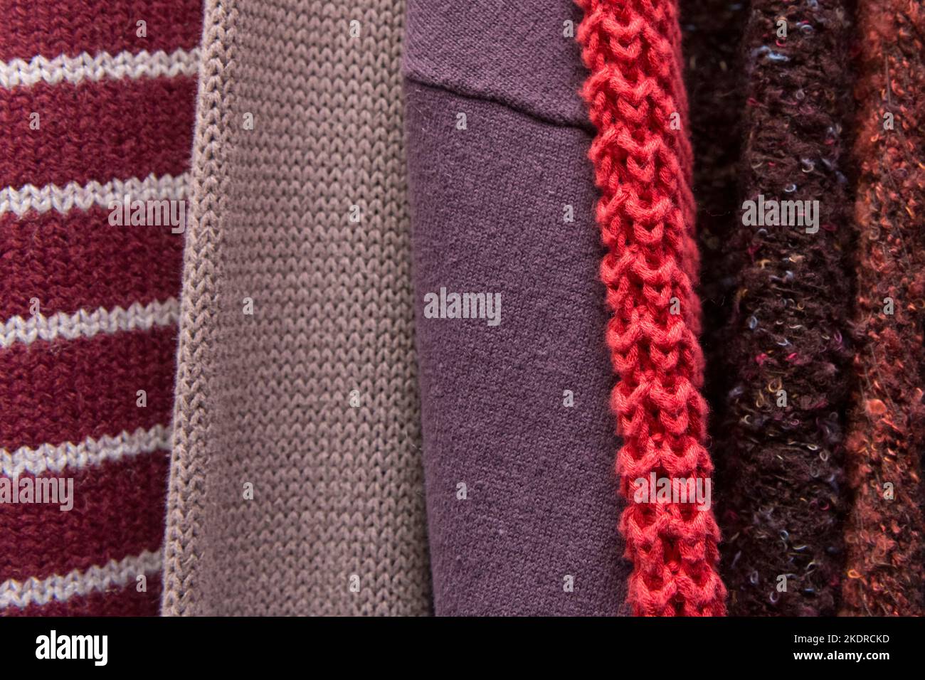 Set aus verschiedenen farbigen Stoff Kleidung Vintage Textil Hintergrund, close-up. Stockfoto