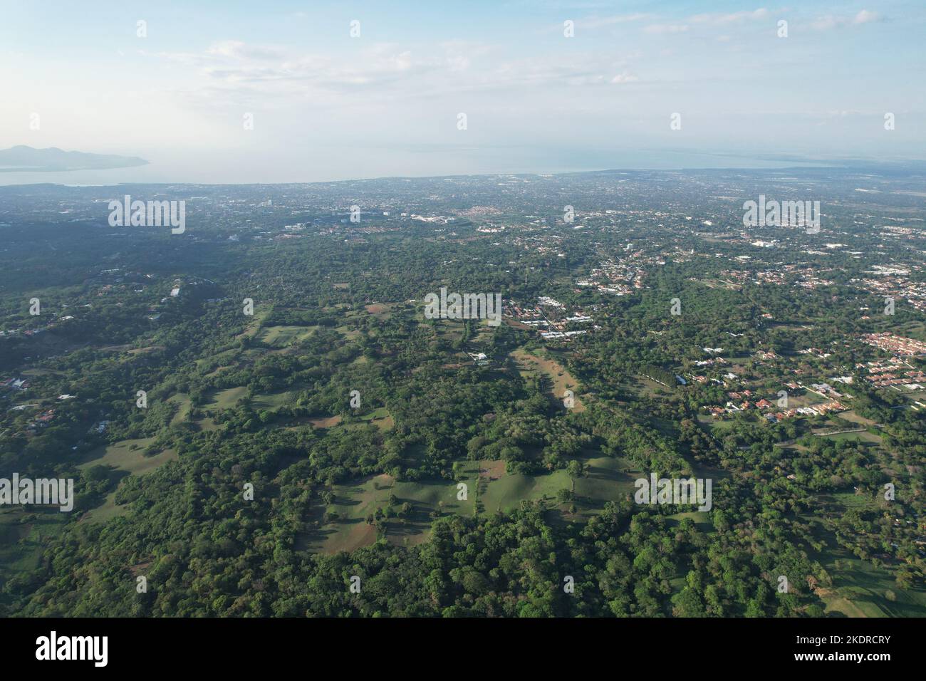 Panorama von Managua Stadt mit See Hintergrund Luftdrohne Ansicht Stockfoto