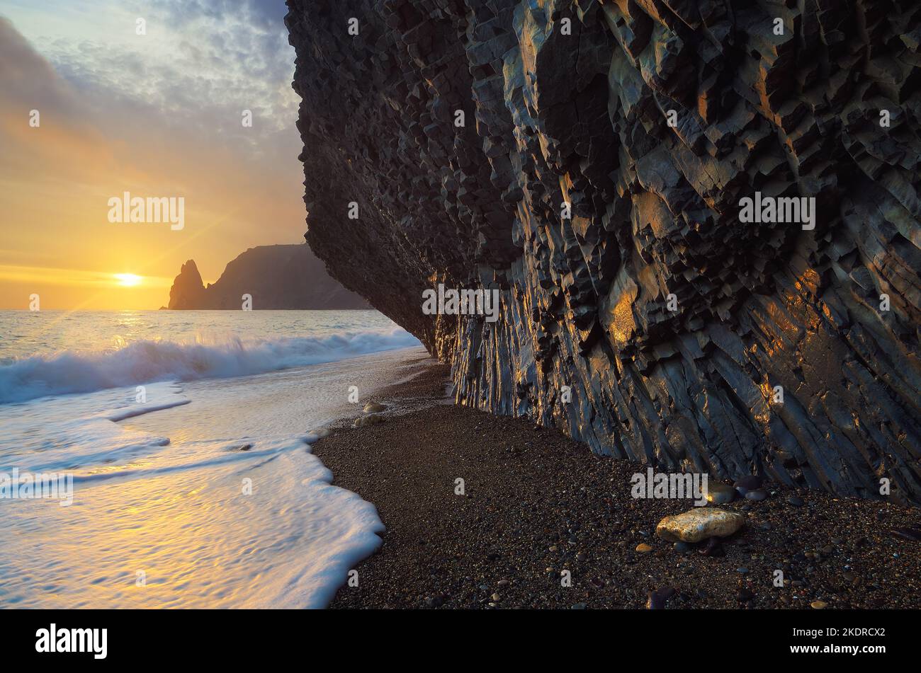 Schöner Abend mit der untergehenden Sonne. Seascape mit einem Stein auf der Rechnung. Krim Stockfoto