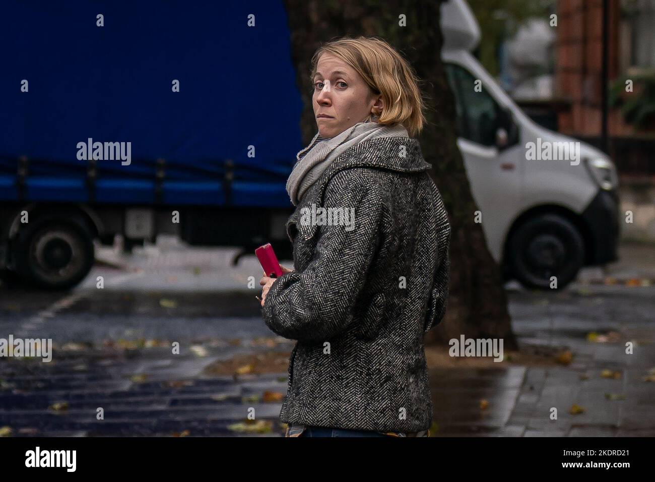 Frieda Luerken, die Partnerin des Just Stop Oil-Aktivisten Roger Hallam, vor dem Londoner Amtsgericht von Westminster, wo er nach einer Protestaktion am M25 offenbar wegen Verschwörung angeklagt war, um eine öffentliche Belästigung zu verursachen. Bilddatum: Dienstag, 8. November 2022. Stockfoto