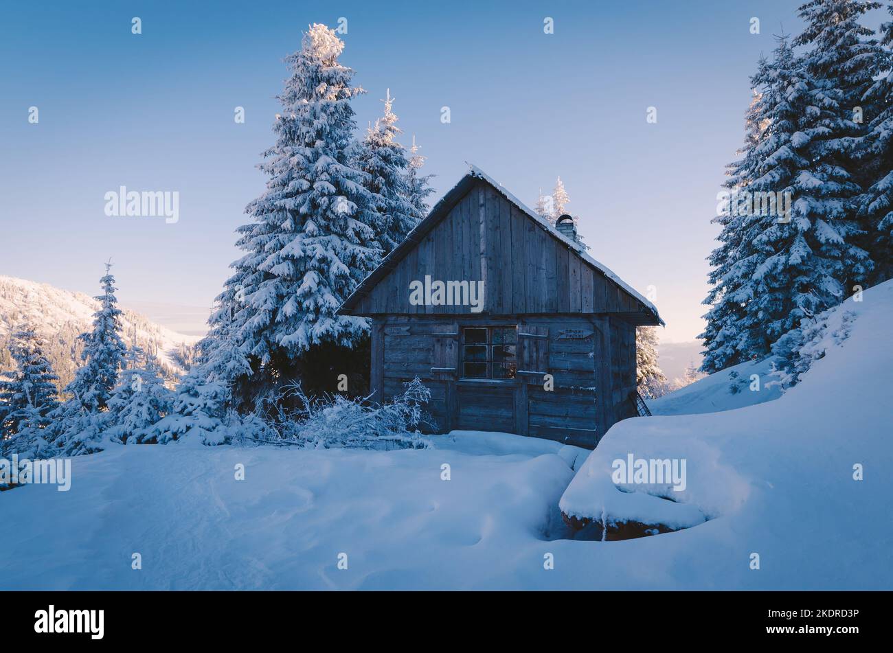 Winterlandschaft. Holzhaus für Touristen in den Bergen. Karpaten, Ukraine, Europa. Geringer Kontrast. Farbtonung Stockfoto