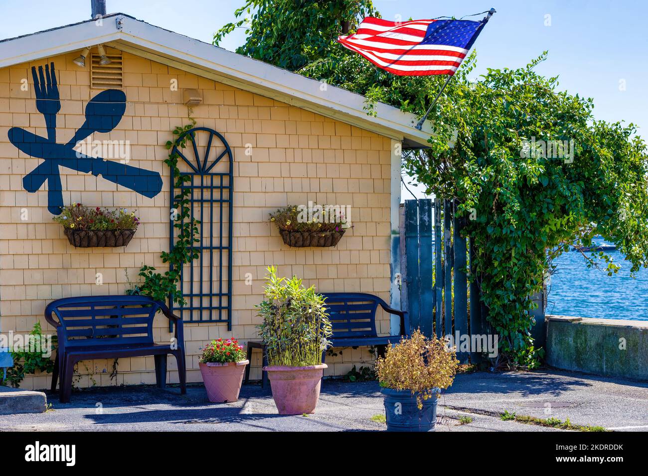 Provincetown, Massachusetts, USA - 4. September 2022: Terrassenbereich eines Restaurants am Hafen Stockfoto
