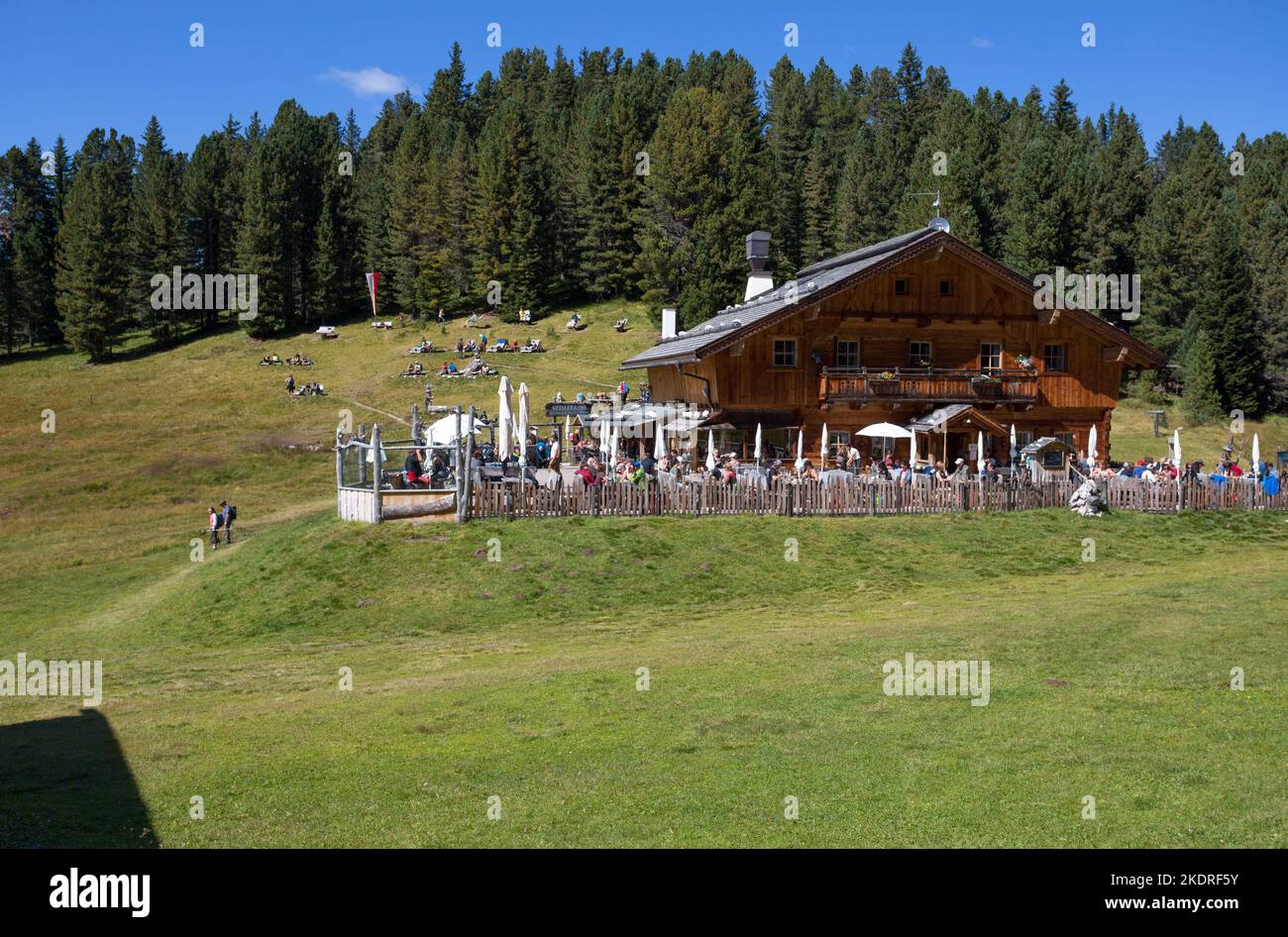 FUNES, ITALIEN, 1. SEPTEMBER 2021 - Blick auf die Geislerhütte, im Villental, Provinz Bozen, Italien. Stockfoto