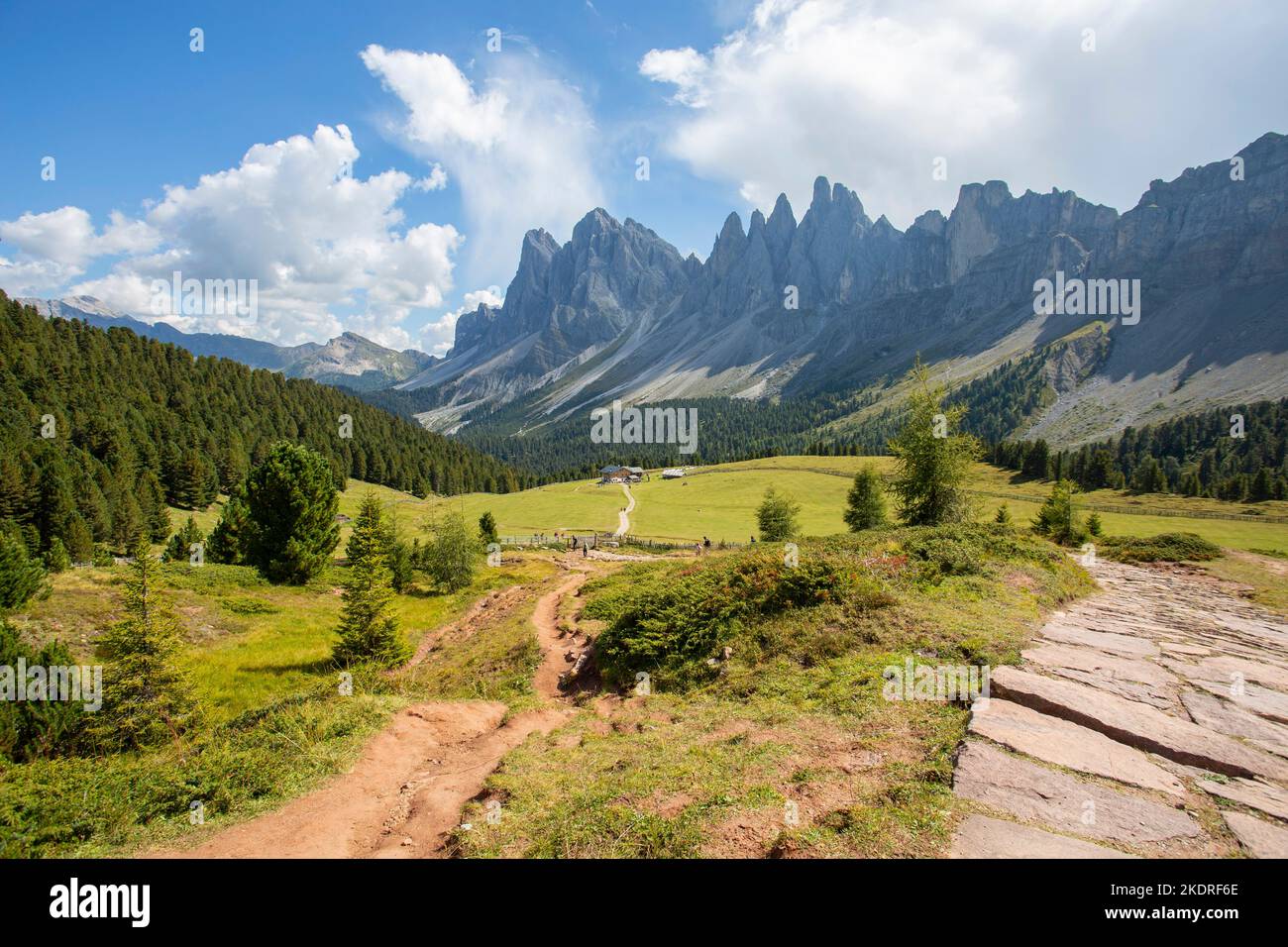 Die Geislergruppe mit Hütte Malga Brogles im Hintergrund in den Dolomiten, Südtirol, Italien. Stockfoto