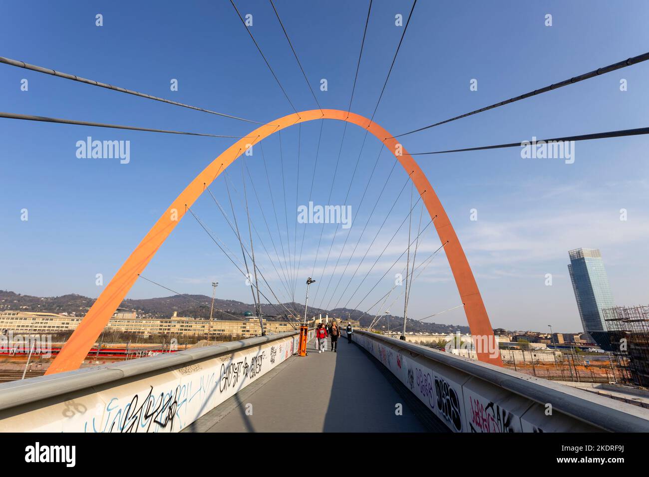 TURIN, ITALIEN, 26. MÄRZ 2022 - die Olympische Brücke mit dem Bogen, eines der städtischen architektonischen Symbole, die in Erinnerung an die XX Olympischen Winterspiele hinterlassen wurden Stockfoto