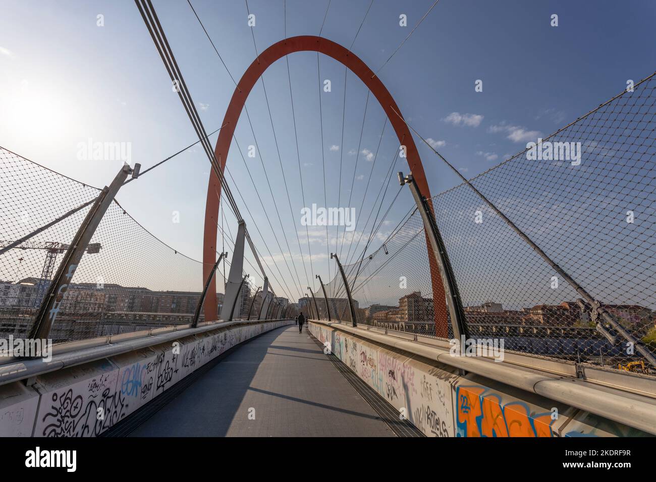 TURIN, ITALIEN, 26. MÄRZ 2022 - die Olympische Brücke mit dem Bogen, eines der städtischen architektonischen Symbole, die in Erinnerung an die XX Olympischen Winterspiele hinterlassen wurden Stockfoto
