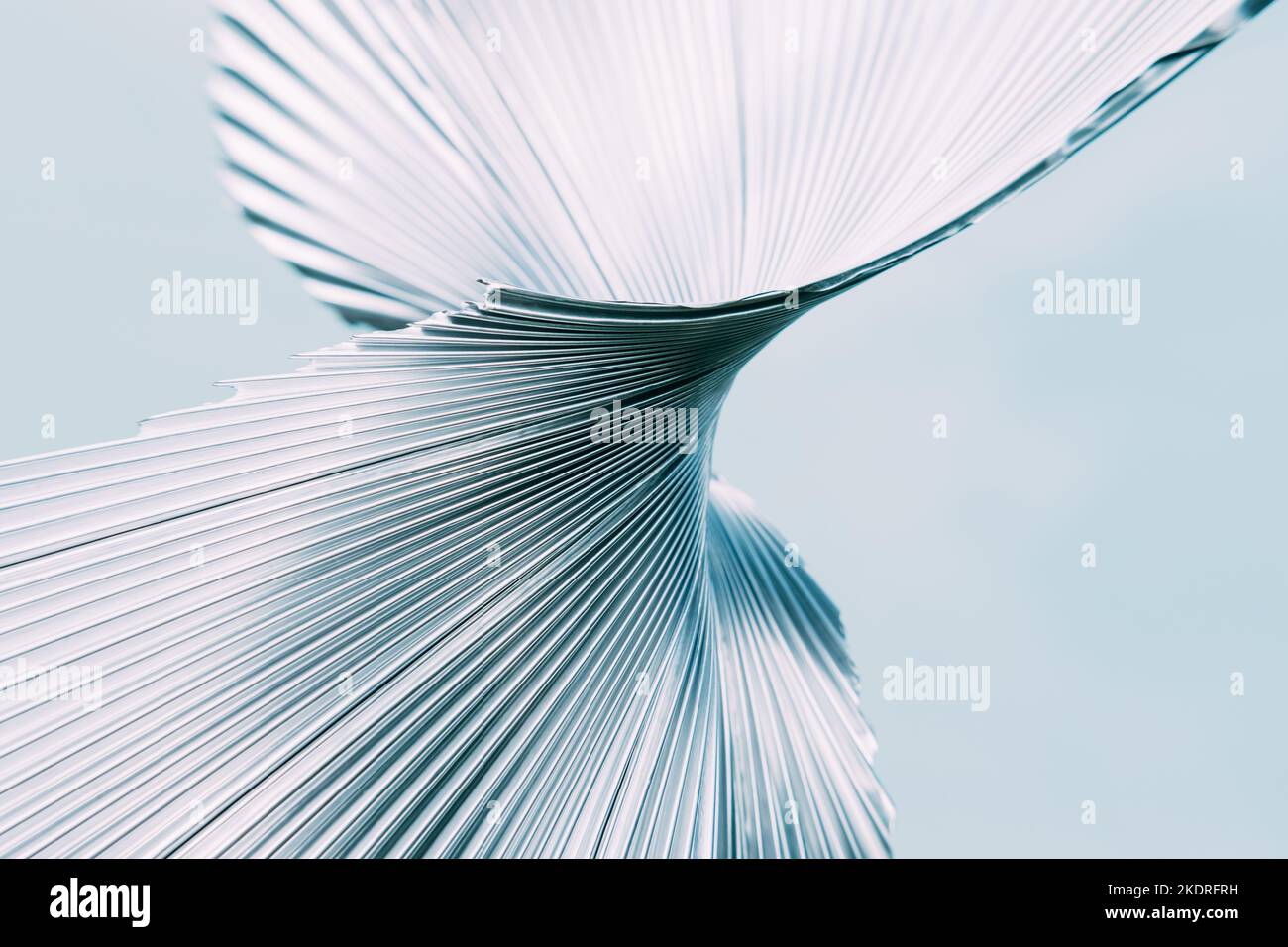 Monochromer Hintergrund Inneneinrichtung geripptes Metall Stockfoto