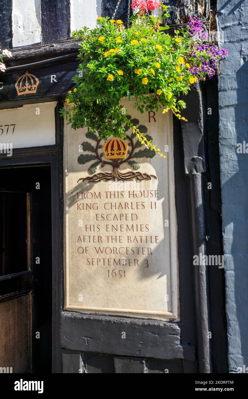 Ein Gedenkschild vor dem King Charles II Pub in New Street, Worcester, Worcestershire, England, Großbritannien Stockfoto