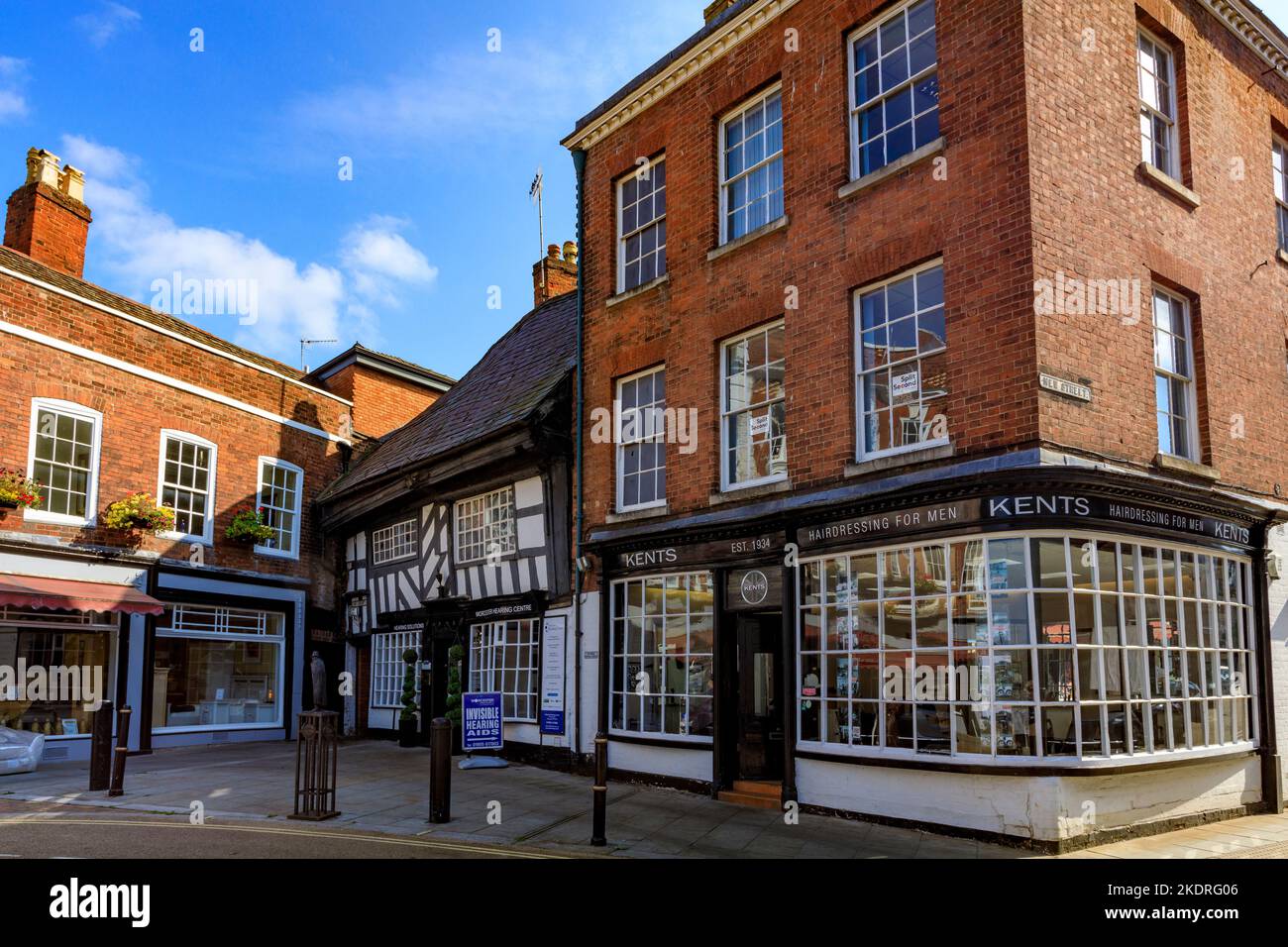 Die kontrastierende Architektur in einer ruhigen Ecke der New Street, Worcester, Worcestershire, England, Großbritannien Stockfoto