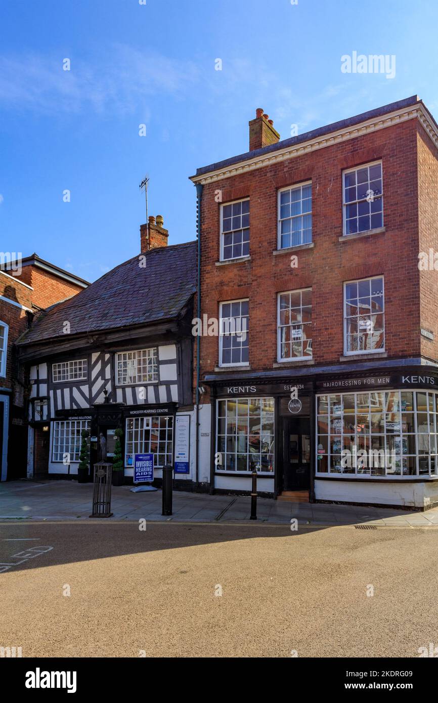 Die kontrastierende Architektur in einer ruhigen Ecke der New Street, Worcester, Worcestershire, England, Großbritannien Stockfoto