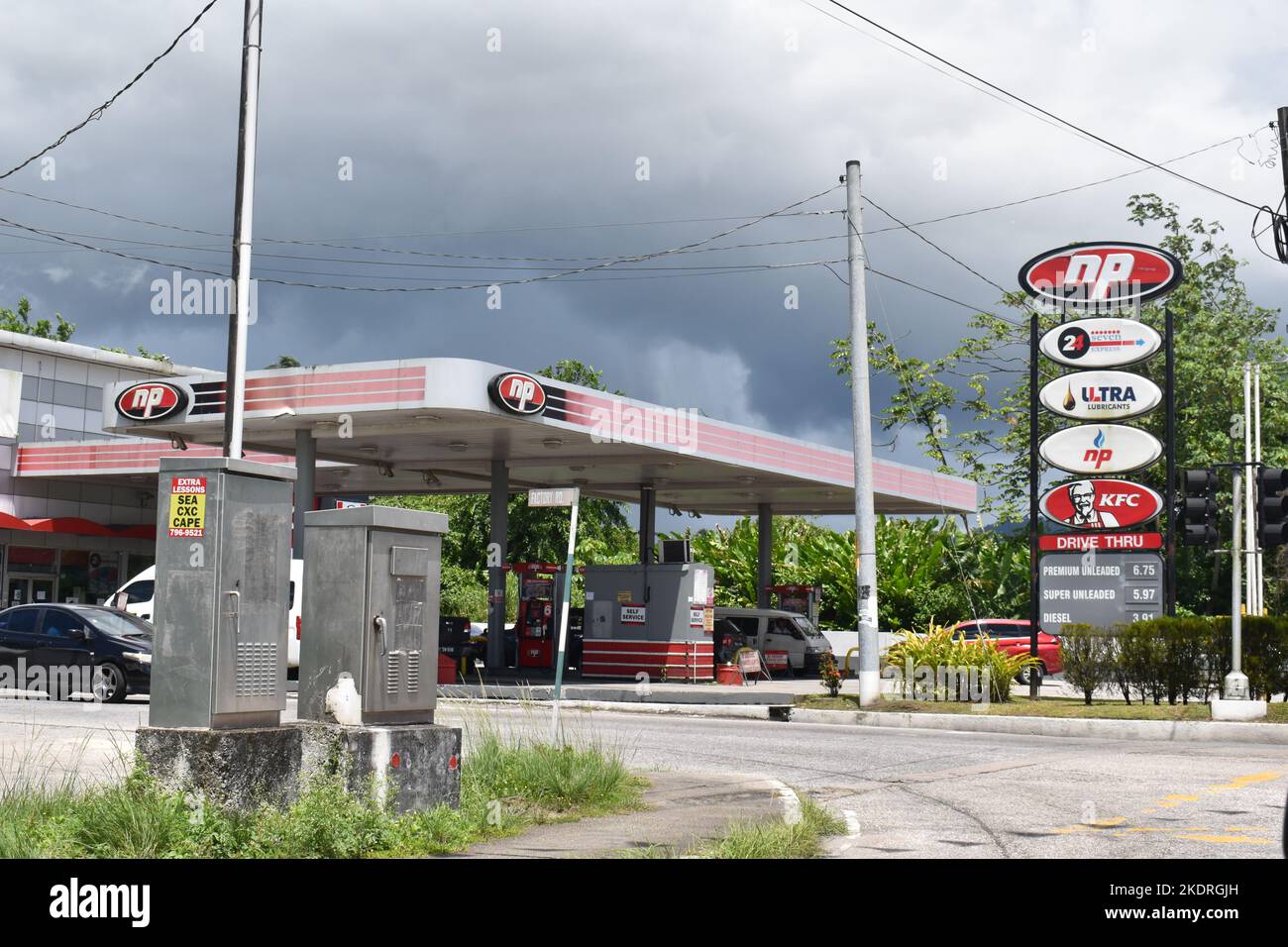 Piarco, Trinidad und Tobago - 2. Oktober 2022 - National Petroleum oder NP Tankstelle. Stockfoto