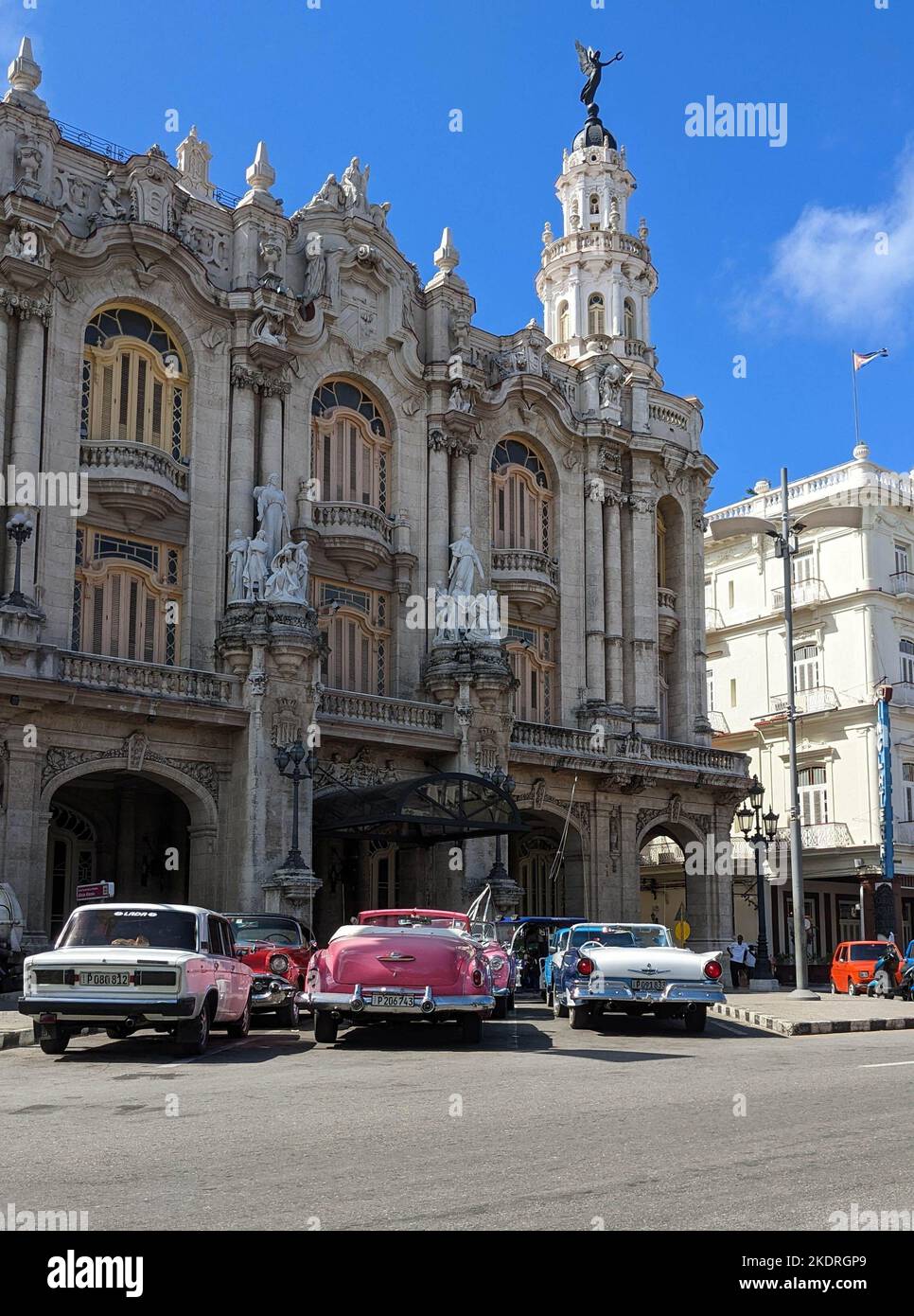 Alte Autos parkten vor dem kubanischen Nationaltheater (Teatro Nacional de Cuba), Havanna, Kuba Stockfoto