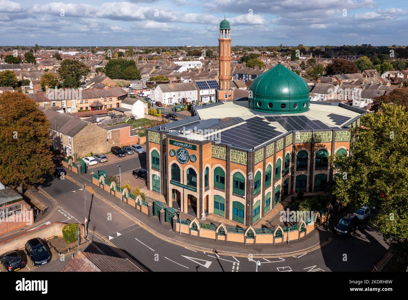 PETERBOROUGH, GROSSBRITANNIEN - 11. OKTOBER 2022. Eine Luftaufnahme der Fassade der Faizan-E-Madinah Moschee in Peterborough, Großbritannien Stockfoto