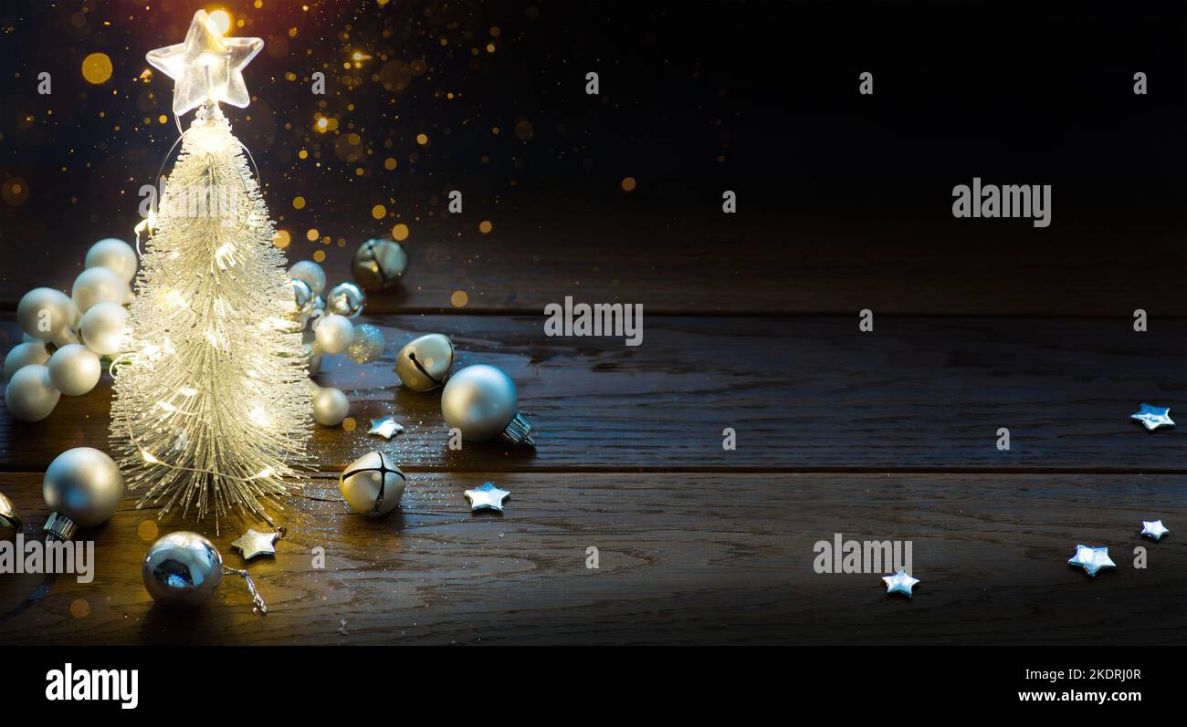 Weihnachtsbaum und Weihnachtslicht. Weihnachts-Banner oder Grußkarten-Design mit Kopierfläche Stockfoto