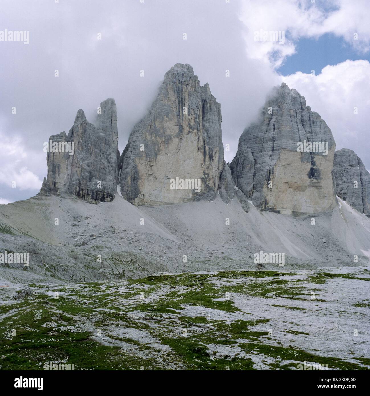 Tre Cime di Lavaredo in den Sextner Dolomiten im Nordosten Italiens an der Grenze zwischen den italienischen Provinzen Südtirol und Belluno Stockfoto