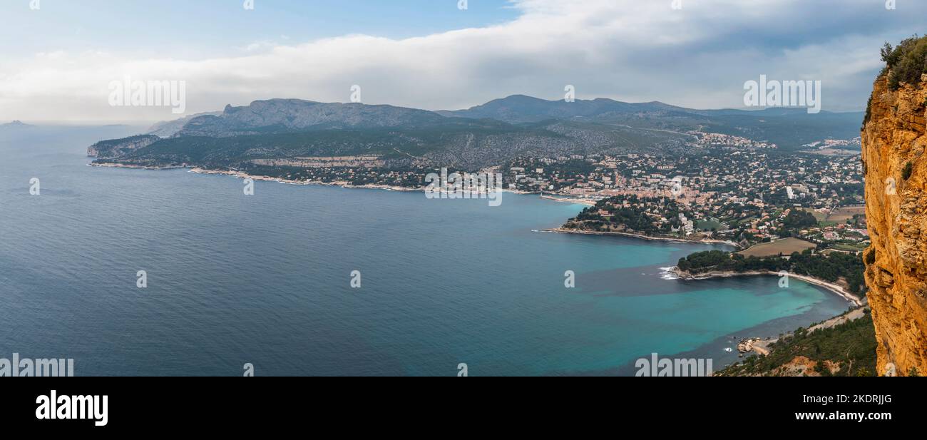 Die Klippen von Cap Canaille, mit Blick auf Cassis und das Mittelmeer, in den Bouches du Rhone, in der Provence, Frankreich Stockfoto