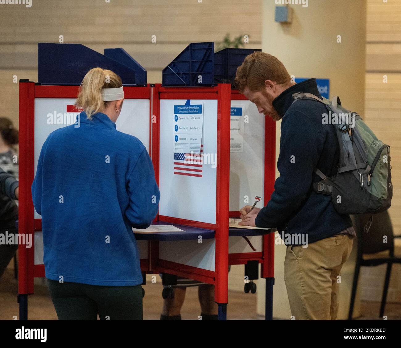 Arlington, USA. 8.. November 2022. Die Wähler füllen ihre Stimmzettel während der Zwischenwahlen in den USA in einem Wahllokal in Arlington, Virginia, USA, am 8. November 2022 aus. Besorgte Wähler in den Vereinigten Staaten gehen am Dienstag an die Urnen, um ihre Stimmabgabe bei den Zwischenwahlen 2022 zu geben, und zwar inmitten verstärkter Parteilichkeit und Spaltung. Quelle: Liu Jie/Xinhua/Alamy Live News Stockfoto