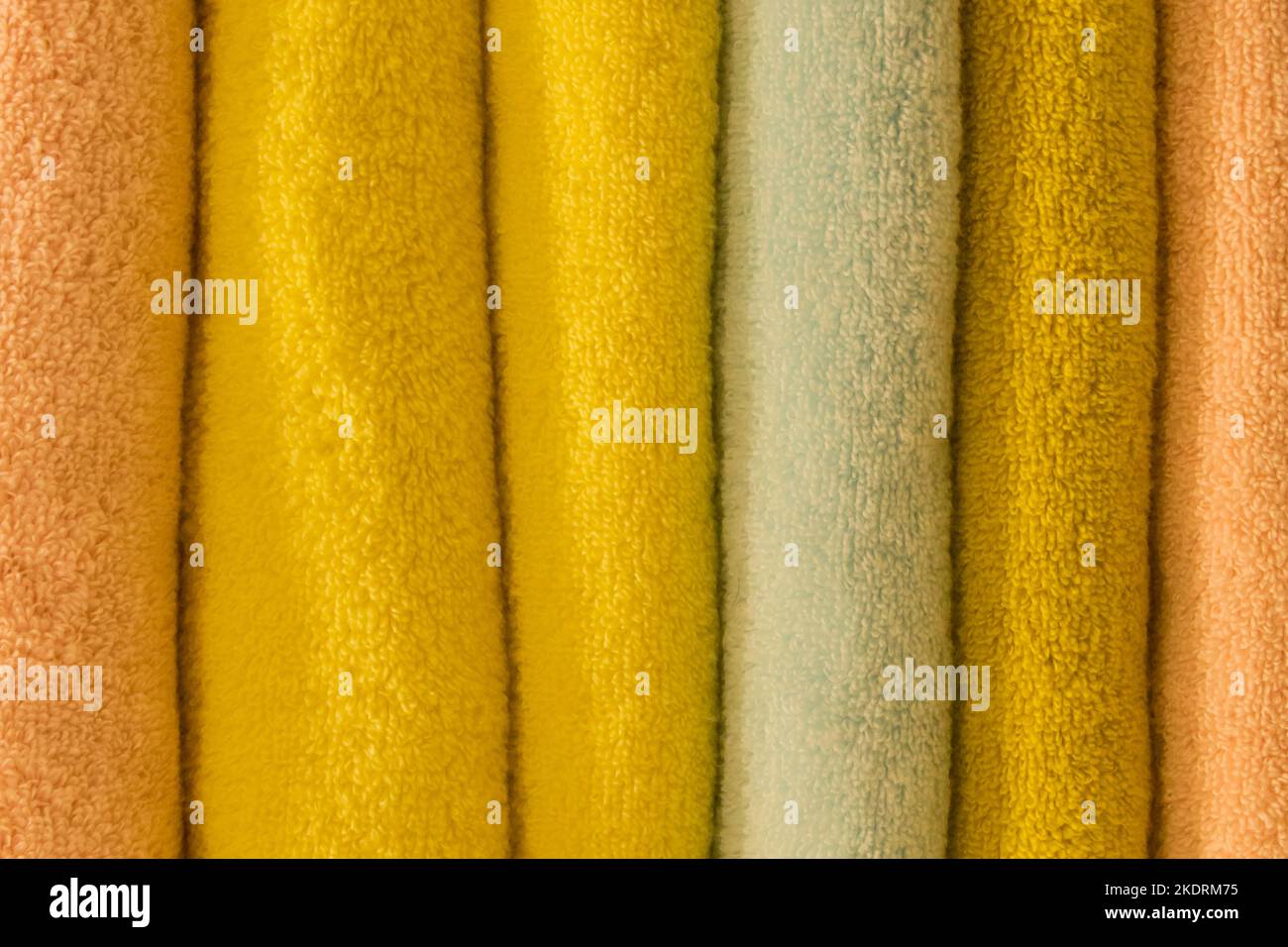 Set Stapel gestapelt gelb helle Farbe Stoff Handtücher Objekt Hygiene Bad Konzept, close up. Stockfoto