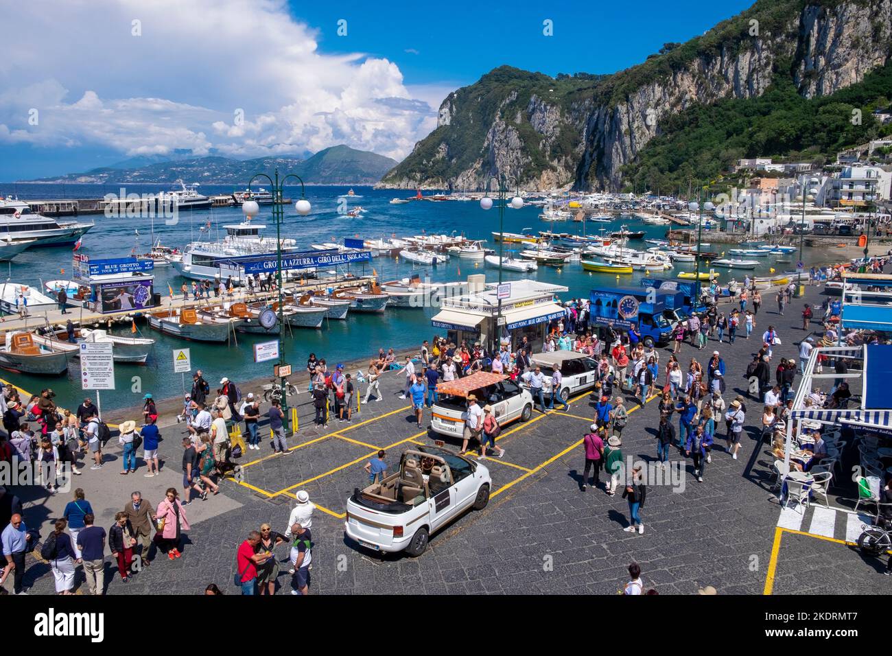 Die Insel Capri zeigt den Hafen von Capri mit Menschen im Vordergrund. Stockfoto