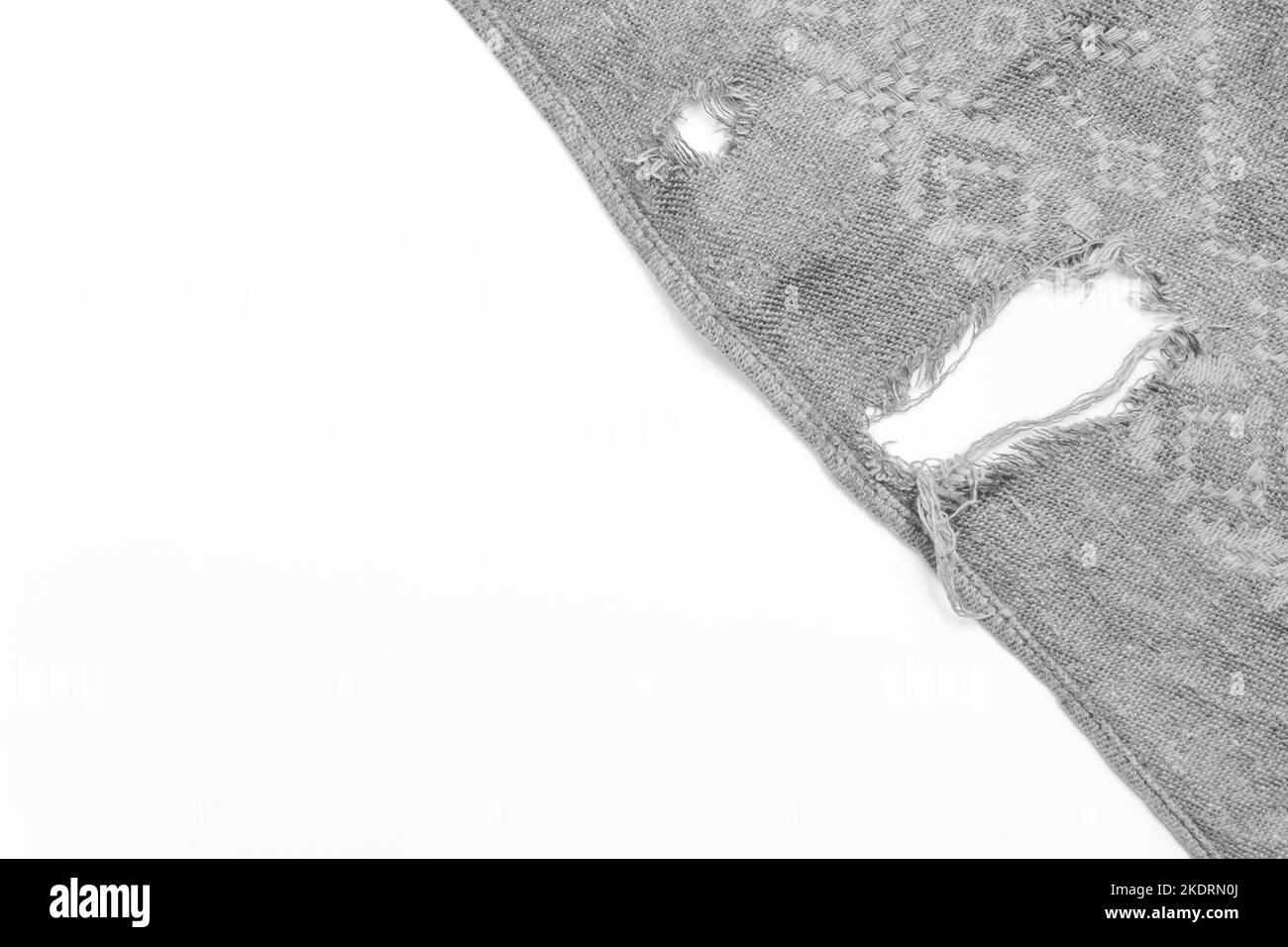 Loch gerissen Stoff grau weiß Farbe Material alt textile Leinwand vintage. Stockfoto