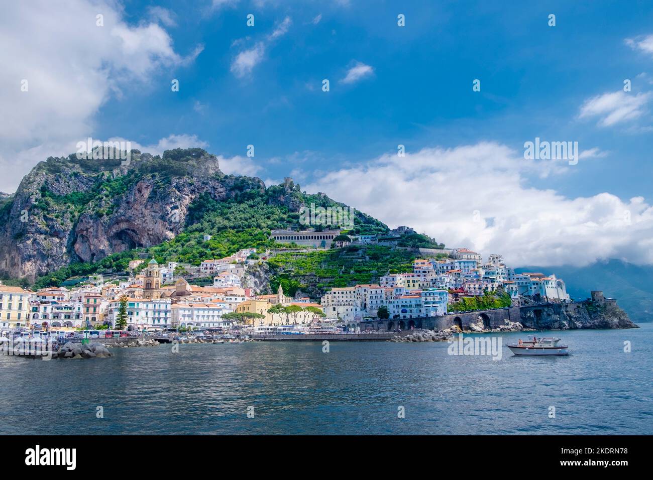 Ein Panoramablick auf die Stadt Amalfi an der Amalfiküste von Italien zeigt klaren blauen Himmel und Sonnenschein. Stockfoto