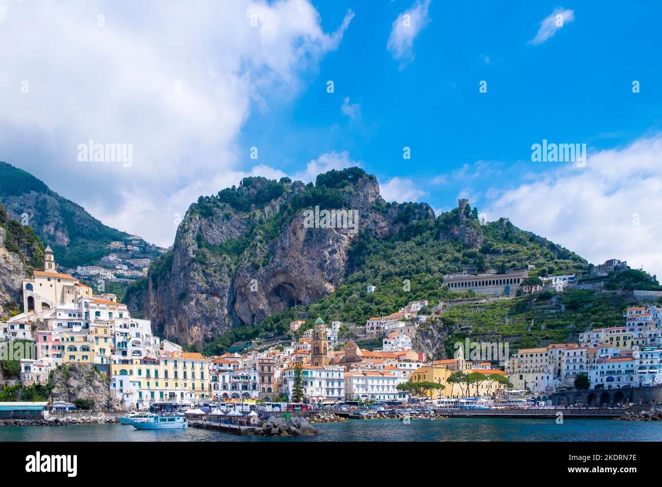 Die Stadt Amalfi an der italienischen Amalfiküste, von einem Boot aus gesehen, als sie die Stadt verlässt Stockfoto