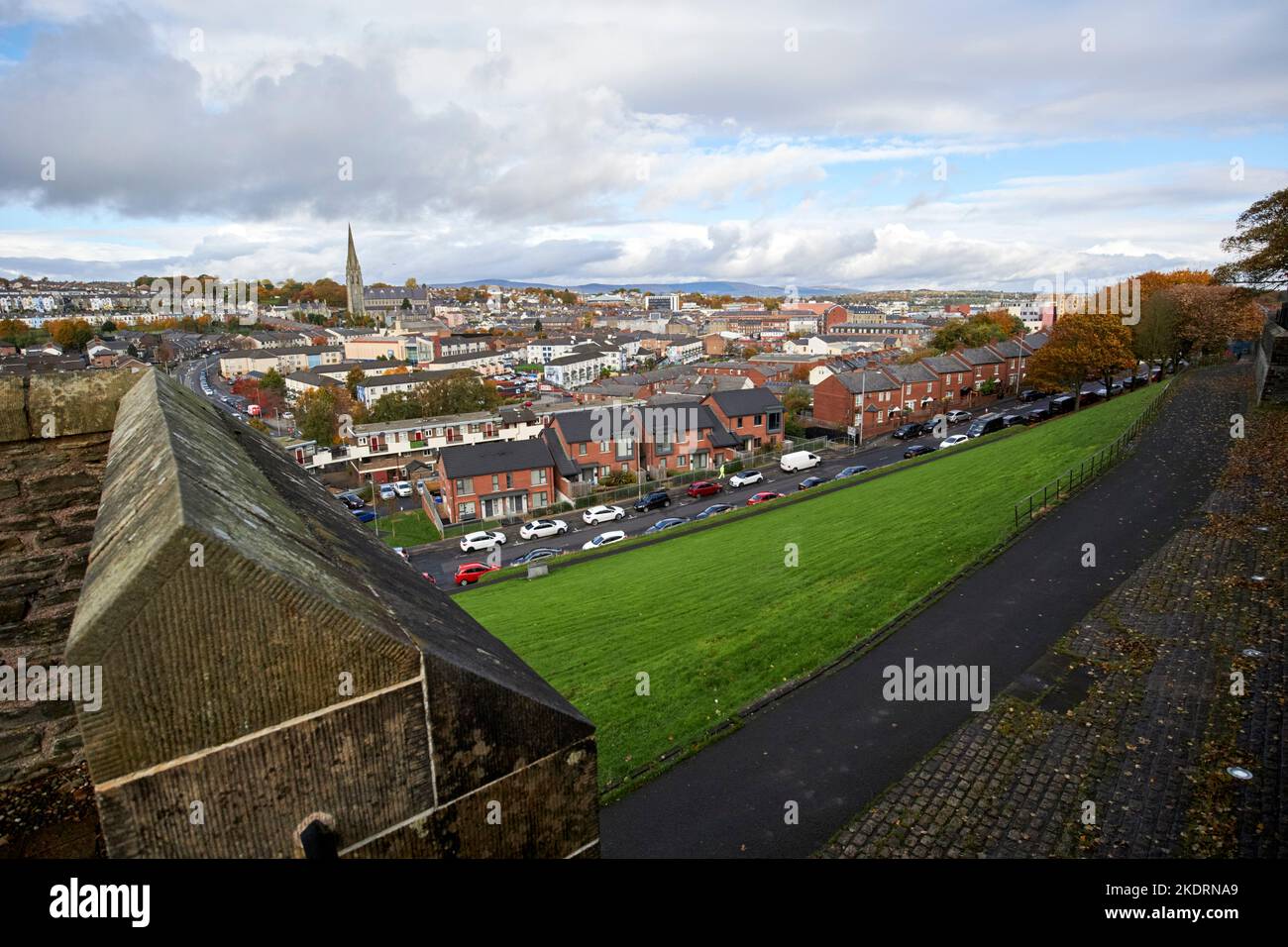 Blick von der königlichen Bastion auf die Mauern von Derrys in Richtung Stadtseite und creggan derry londonderry, Nordirland Stockfoto