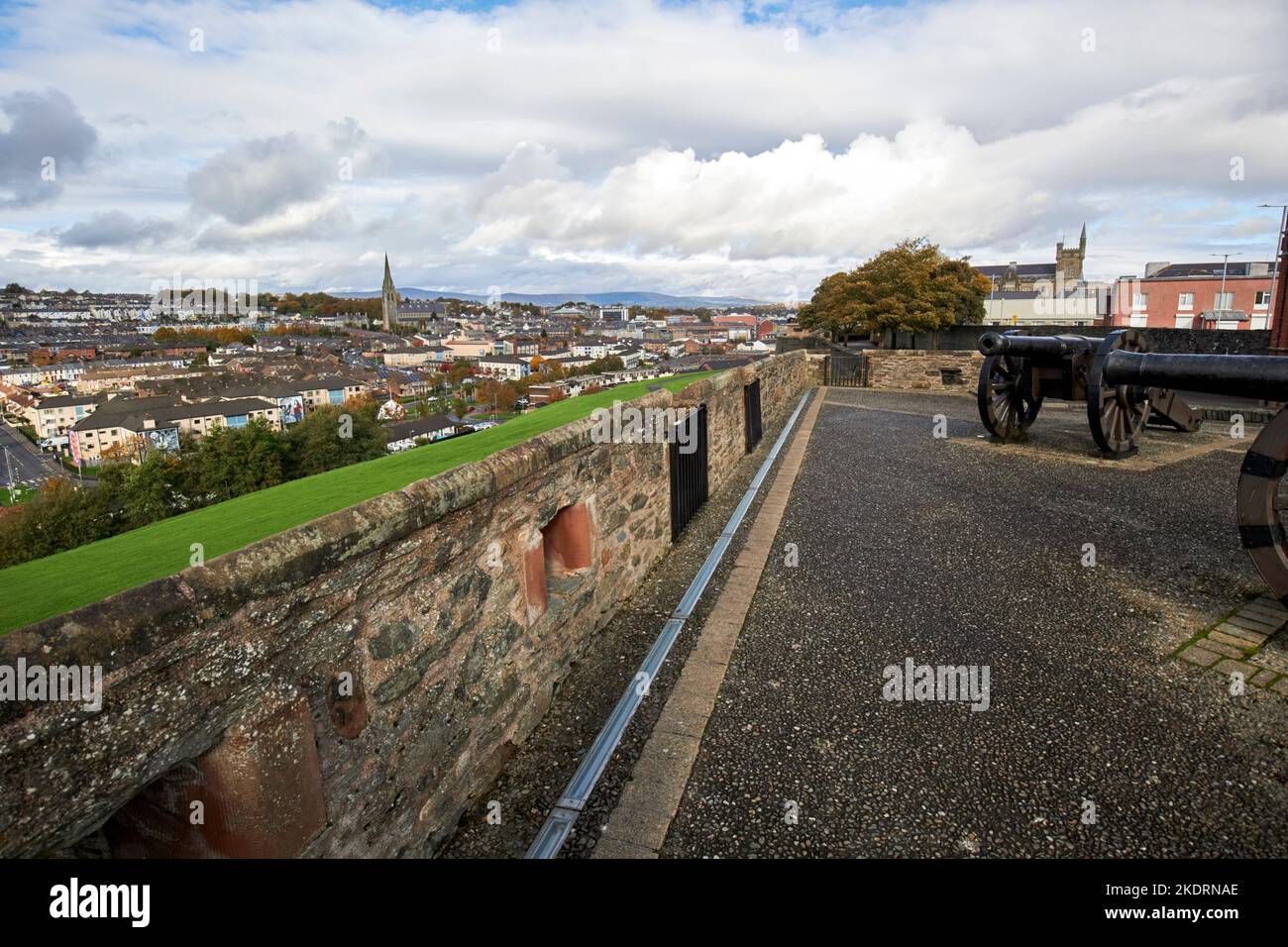 Kanonen auf der Doppelbastion mit Blick auf die Stadtseite und creggan derry londonderry, Nordirland Stockfoto
