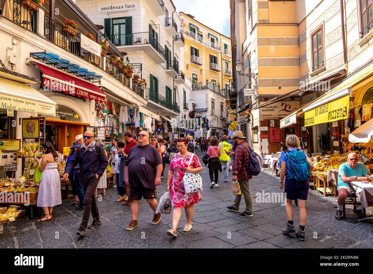 Straßenszene in der Stadt Sorrento, Italien, zeigt Urlaubern, die sich amüsieren. Stockfoto