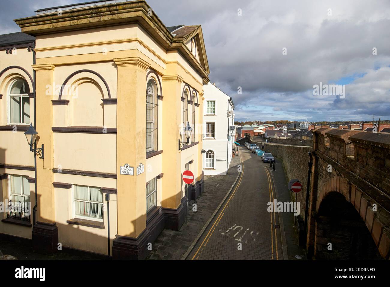 Blick hinunter in die Stadt von der Mauer der Derrys zur londoner Straße und Artilleriestraße am neuen Tor derry londonderry Nordirland Stockfoto