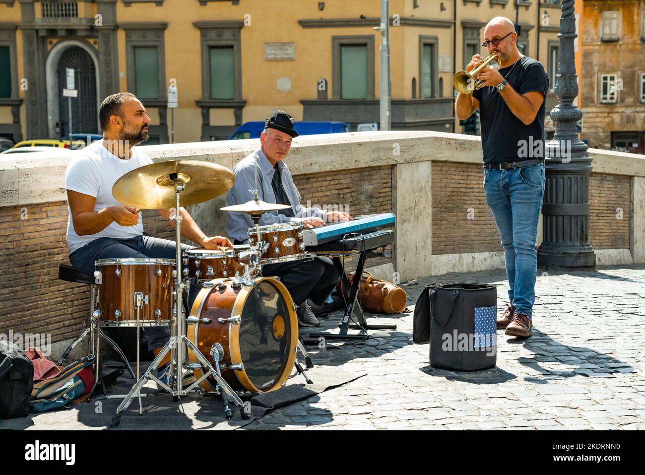 Brücke nach Travestere in Rom mit Musikern Stockfoto