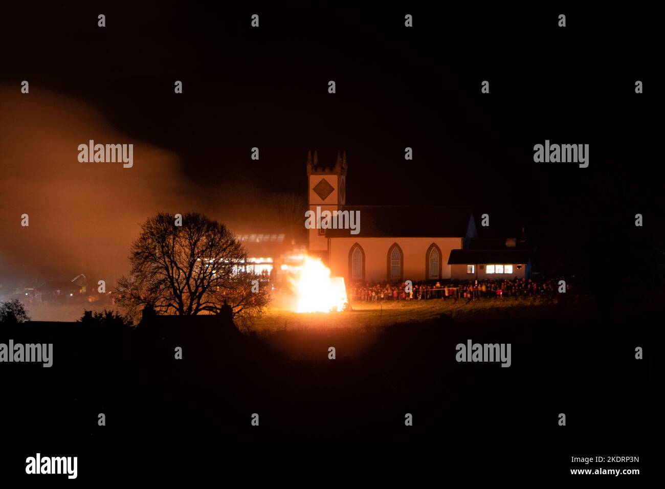 Dorffeuernacht und organisierte Feuerwerksvorführen - Killearn, Stirling, Schottland, Großbritannien Stockfoto
