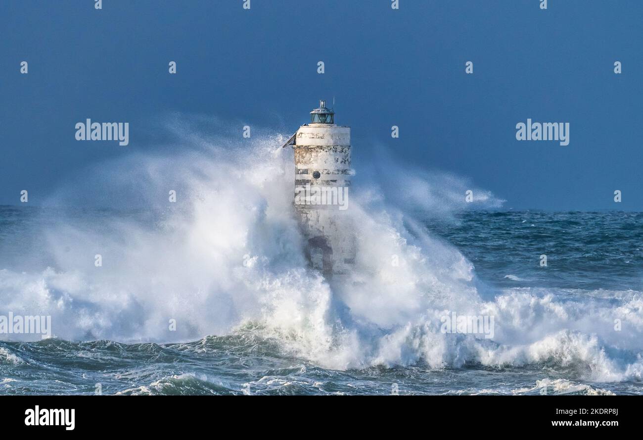 Der Leuchtturm der Mangiarche von calasetta im Süden sardiniens, umgeben von den Wellen eines stürmischen Meeres Stockfoto