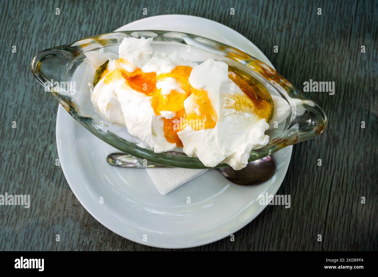 Griechischer Joghurt mit Honig im Restaurant Taverne in Griechenland. Traditionell werden griechische Gerichte in einer griechischen Taverne auf authentischen Abendtischen und traditionellen Tischen serviert Stockfoto