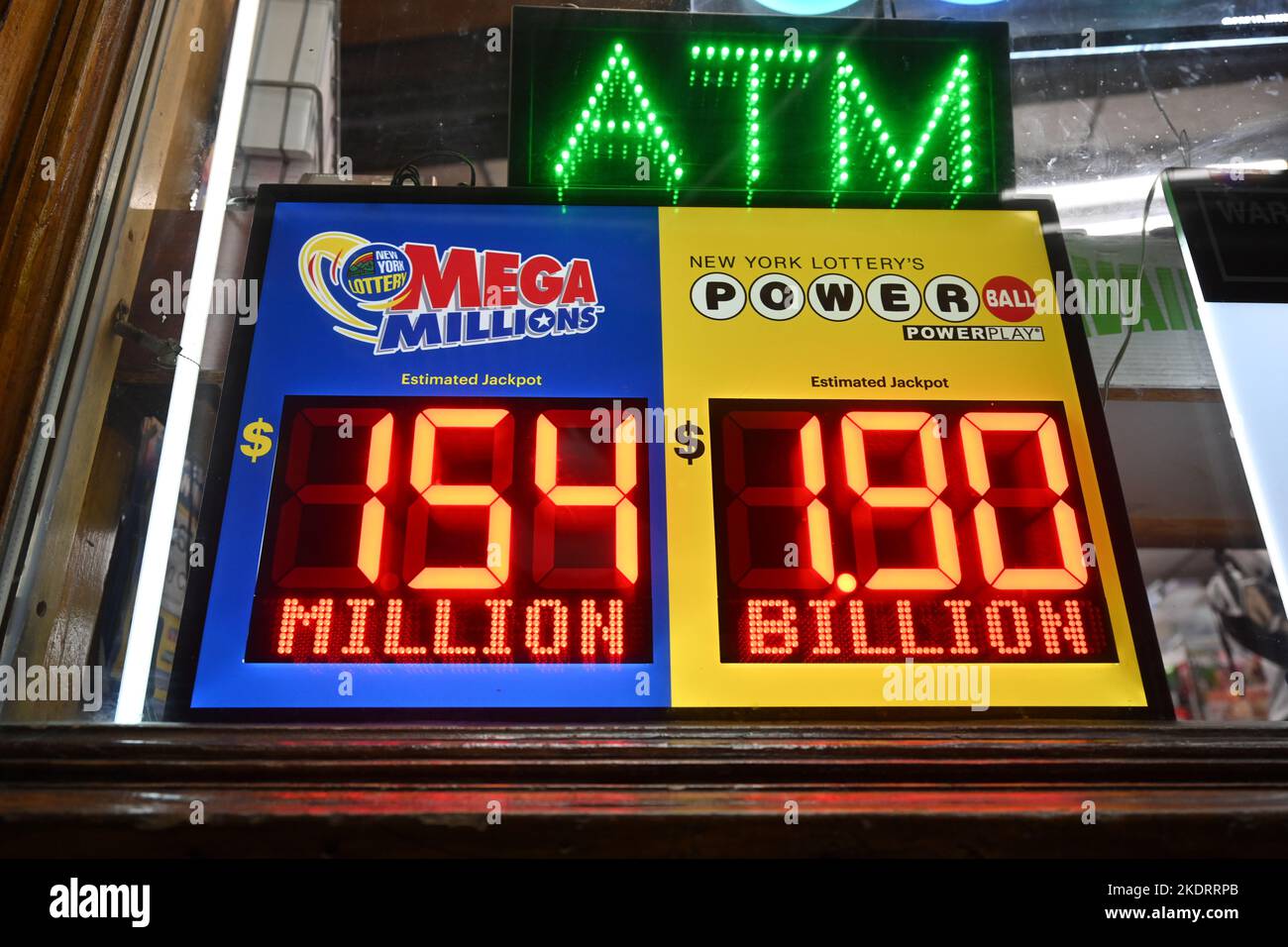 Eine Anzeige im Fenster eines Lebensmittelladens kündigt am 7. November 2022 in New York einen Powerball-Jackpot von $1,9 Milliarden Dollar an. Stockfoto