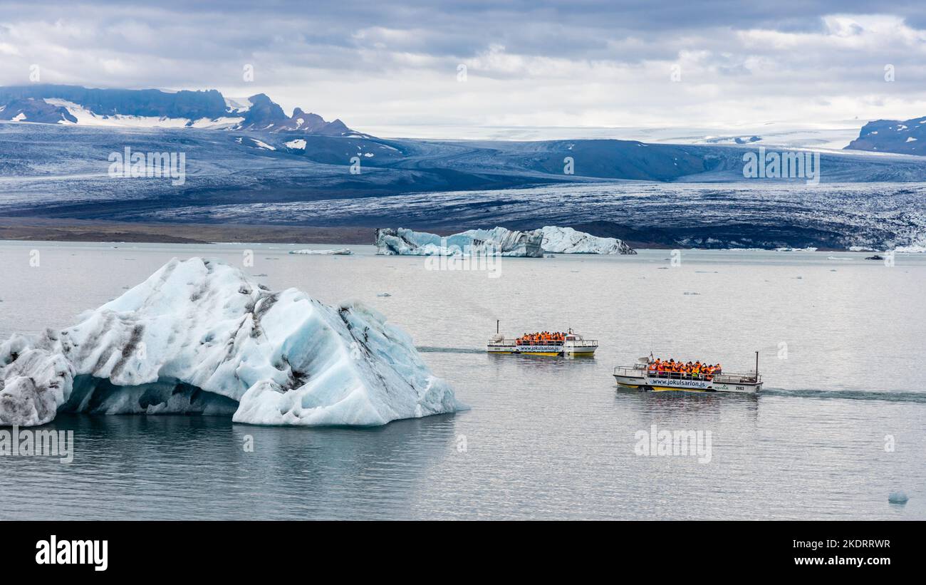 Amphibien-Bootsausflug Segeln Sie zwischen den riesigen Eisbergen in der malerischen Landschaft der Jokulsarlon Glacial Lagune in Island Stockfoto