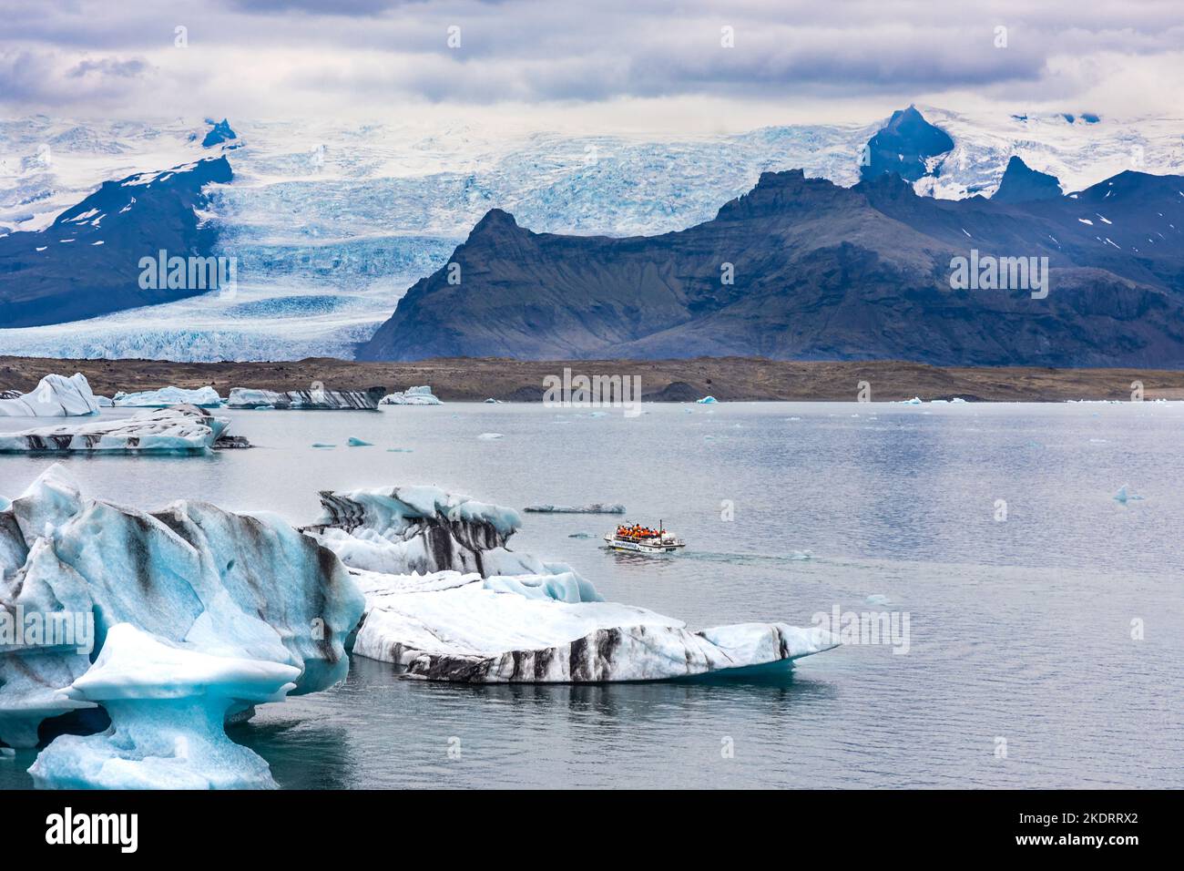 Amphibien-Bootsausflug Segeln Sie zwischen den riesigen Eisbergen in der malerischen Landschaft der Jokulsarlon Glacial Lagune in Island Stockfoto