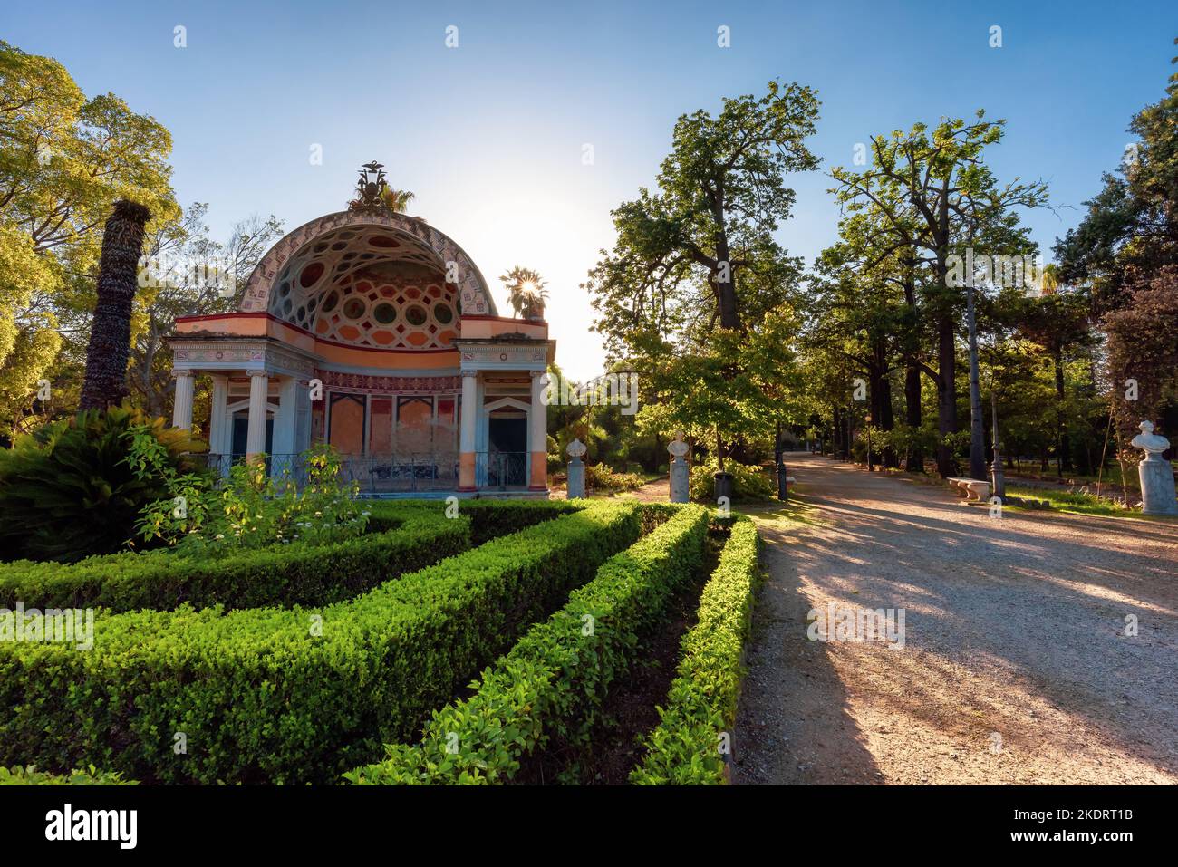 Pfad mit lebhaften grünen Bäumen im Stadtpark, Villa Giulia. Palermo, Sizilien, Italien Stockfoto