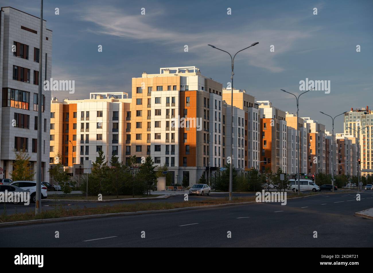 Stadtbild eines Wohngebietes mit modernen Wohnhäusern Stockfoto