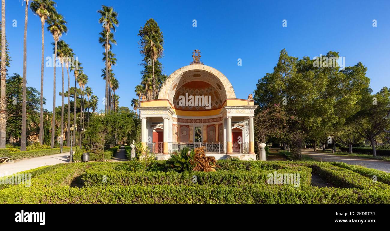 Pfad mit lebhaften grünen Bäumen im Stadtpark, Villa Giulia. Palermo, Sizilien, Italien Stockfoto