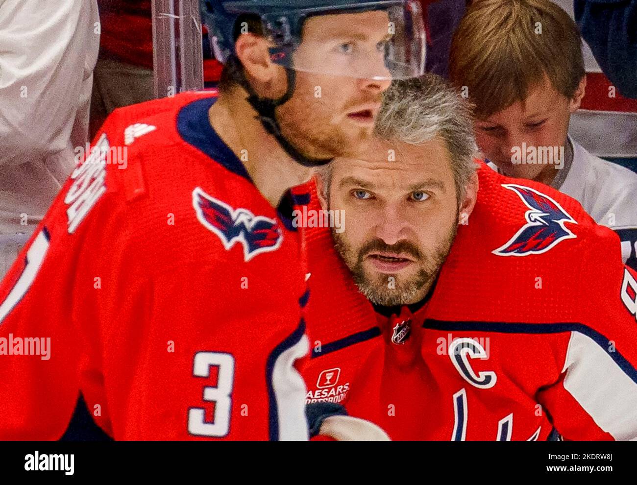 Der russische Eishockey-Star AlexAlex Ovechkin Skates vor einem Spiel Stockfoto