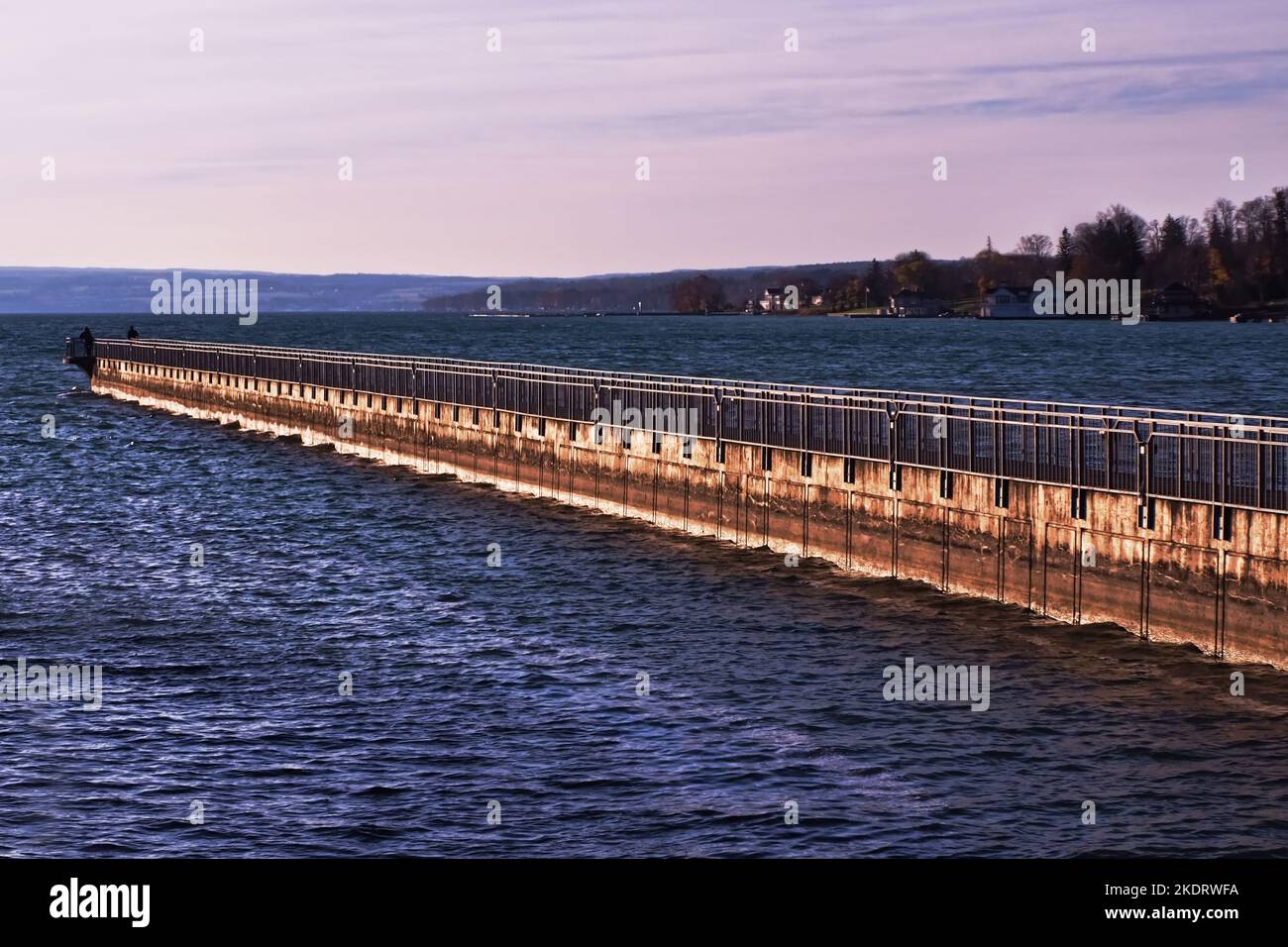 Skaneateles Pier am Skaneateles Lake in der Finger Lakes Region im Bundesstaat New York an einem kalten Herbstmorgen Stockfoto