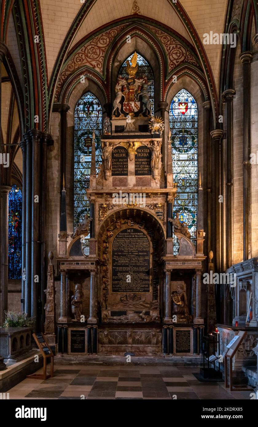 Salisbury, Vereinigtes Königreich - 8. September 2022: Altargrab in der Kathedrale von Salisbury Stockfoto