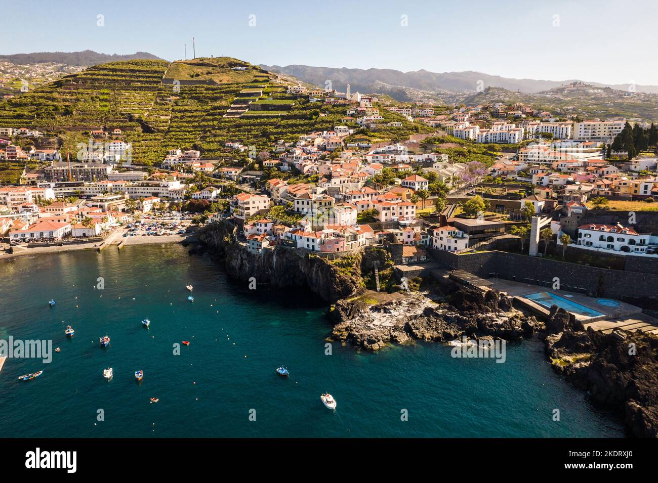 Die Luftaufnahme der schönen Stadt Camara de Lobos, Madeira, Portugal Stockfoto