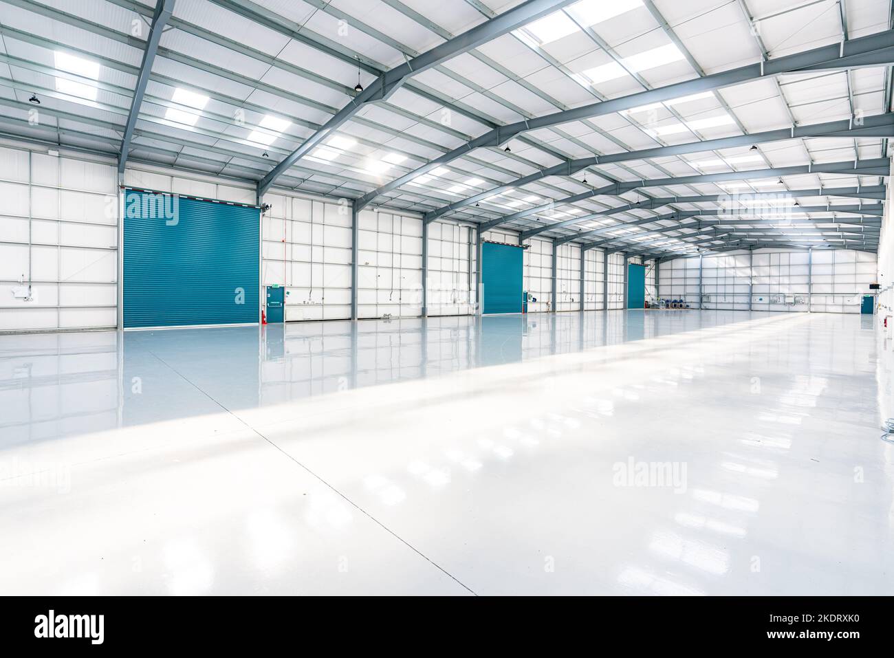 Leere Industrieanlage im Hangar-Stil Stockfoto