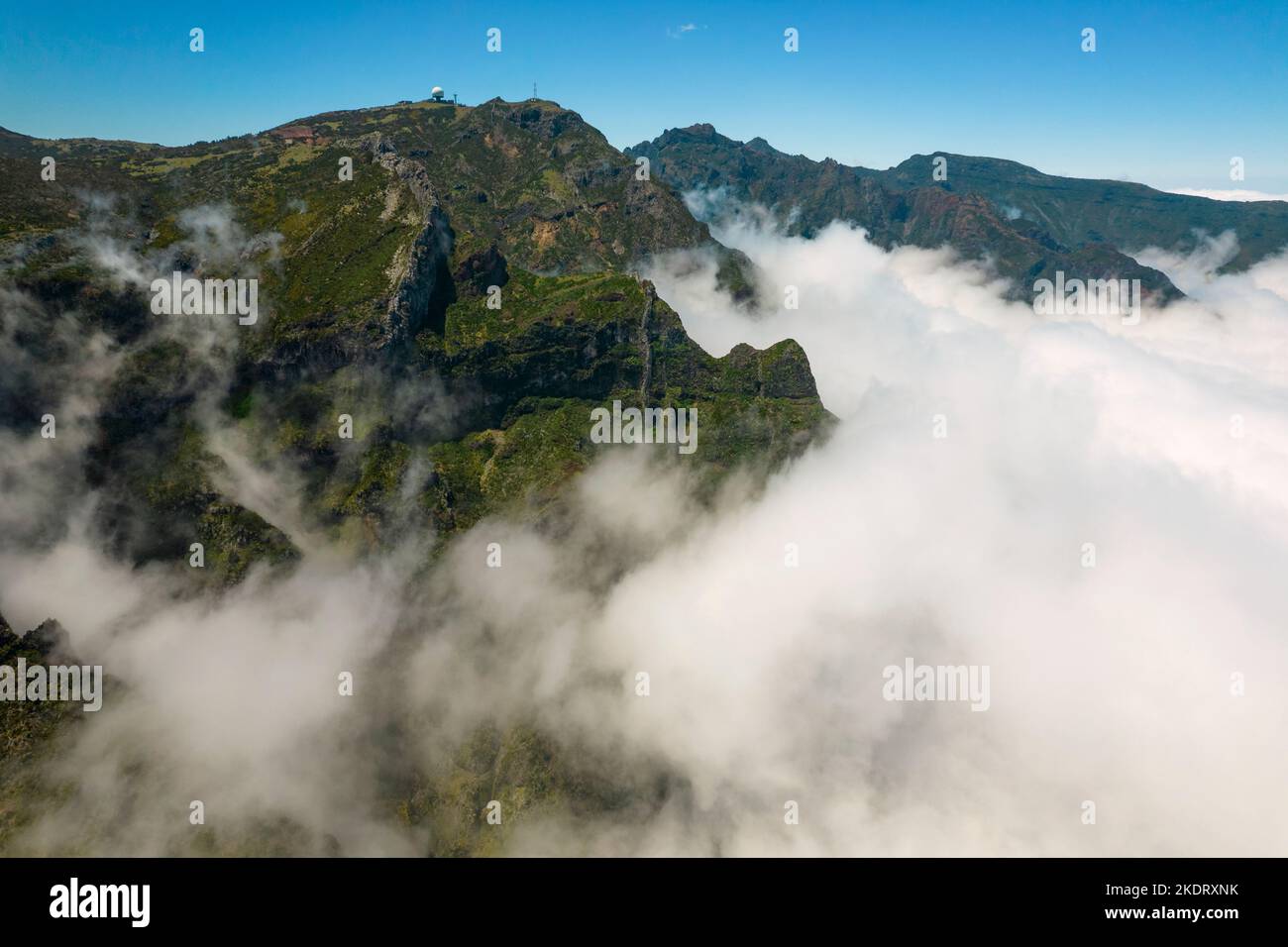 Der Blick auf die Wolken um die Radarkuppel auf dem Pico do Arieiro. Madeira, Portugal. Stockfoto