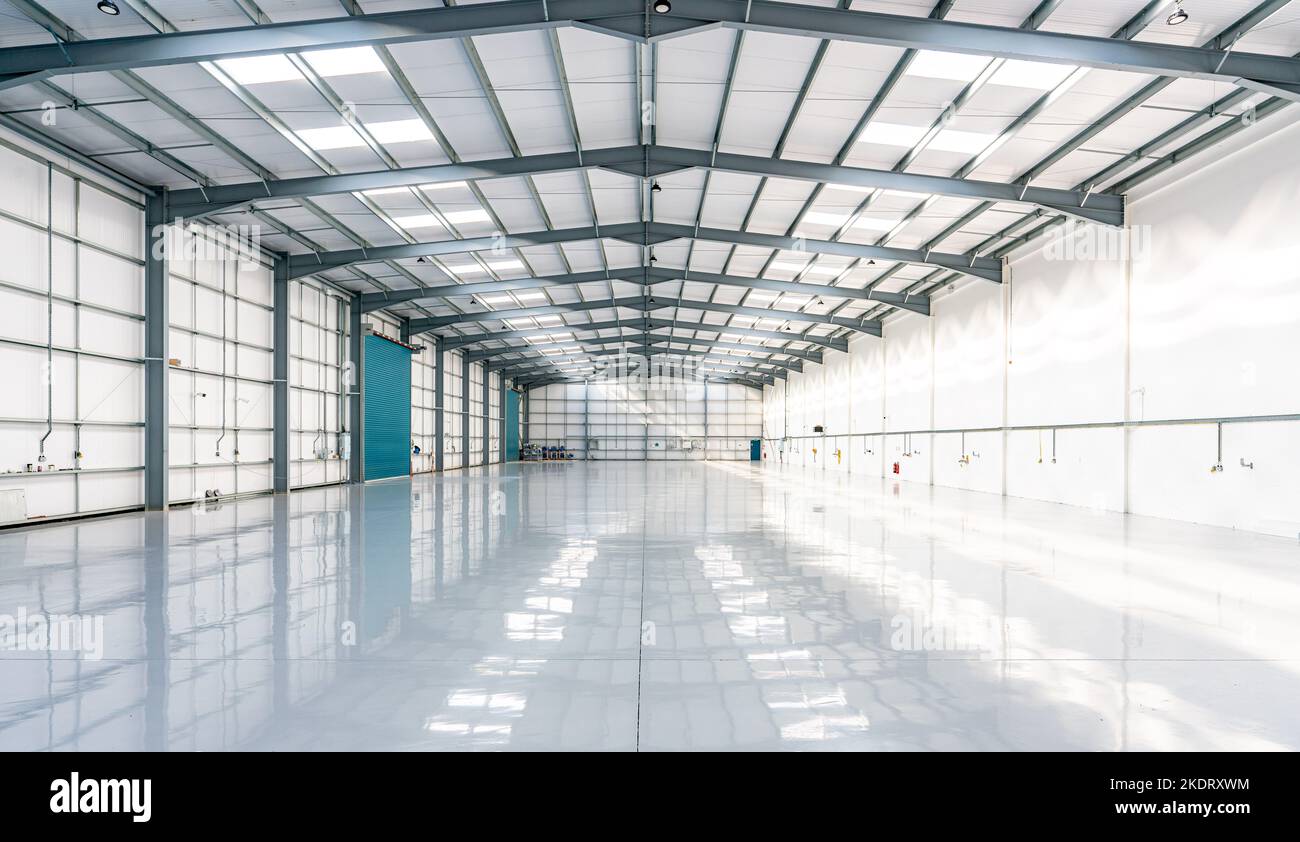 Leere Industrieanlage im Hangar-Stil Stockfoto
