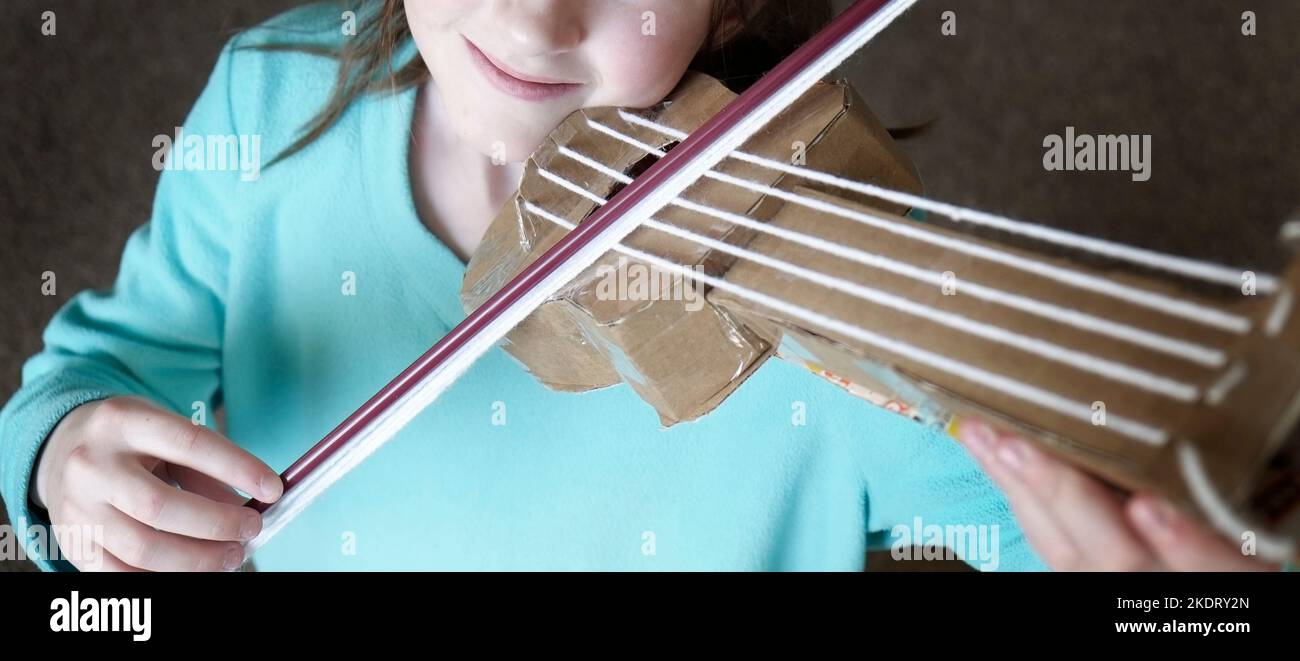 Violin toy -Fotos und -Bildmaterial in hoher Auflösung – Alamy